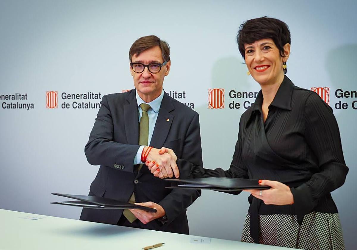 Salvador Illa, presidente de la Generalitat de Cataluña, y la ministra Elma Saiz, hoy, tras firmar el convenio de colaboración