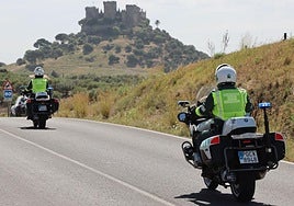 Así fue la persecución de un conductor sin carné que casi atropella a un agente y que chocó contra una casa en Montoro