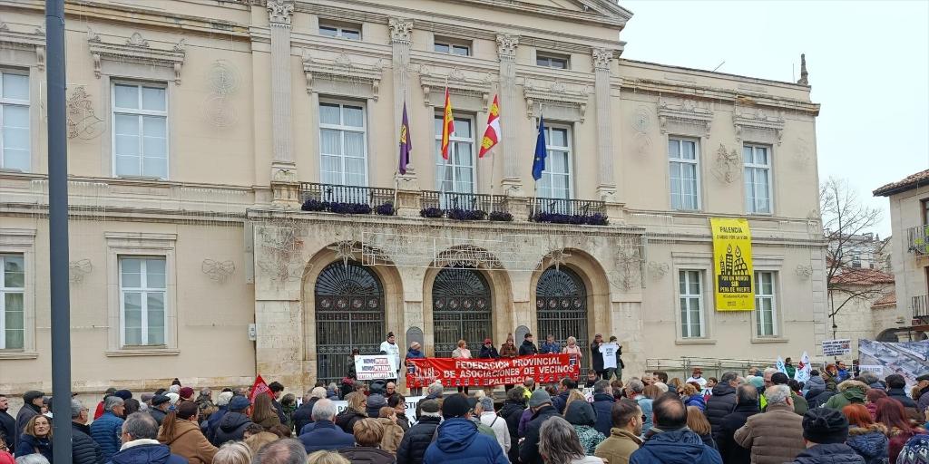 Más de 1.300 personas protestan en Palencia contra las obras del AVE a Cantabria