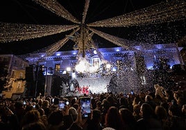 Granada ya vive la Navidad con 2,5 millones de puntos de luz alumbrando el centro y los barrios