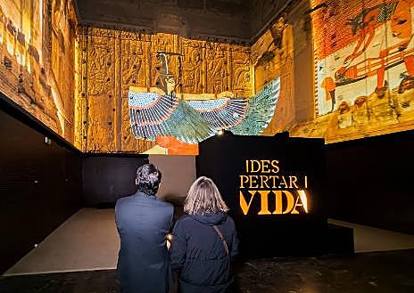 Imagem secundária 1. O Prefeito de Córdoba, José Maria Bellido, visitou o Salão Orive junto com os responsáveis ​​pela cultura e os curadores da exposição.