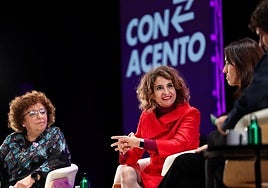 María Jesús Montero afea a Juanma Moreno que mantenga el teléfono de violencia intrafamiliar