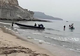 Rescatados catorce inmigrantes a bordo de una patera en Cabo de Gata