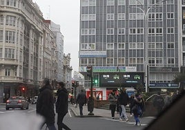Herido grave un joven en La Coruña al caer desde lo alto de una fuente y derribar su estatua