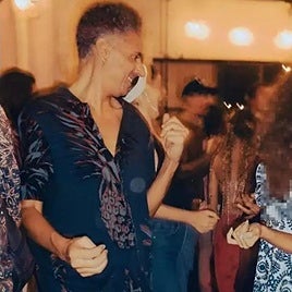 Martiño (en el centro, con gafas) en una exposición en La Habana