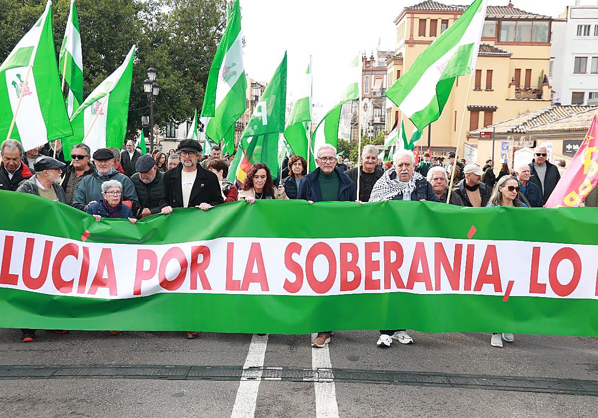 Numerosas participan en la manifestación por el 4D como «Día Nacional de Andalucía»
