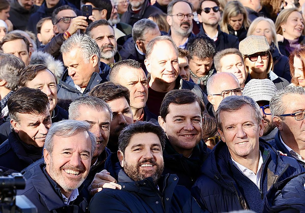 Mañueco asiste, junto a los presidentes de las comunidades autónomas gobernadas por el PP, a la concentración convocada por el Partido Popular para pedir al adelanto electoral en España