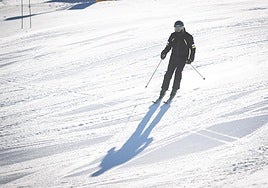 Sierra Nevada arranca la temporada con 3.500 esquiadores y la vista puesta en el puente de diciembre, su primer gran reto