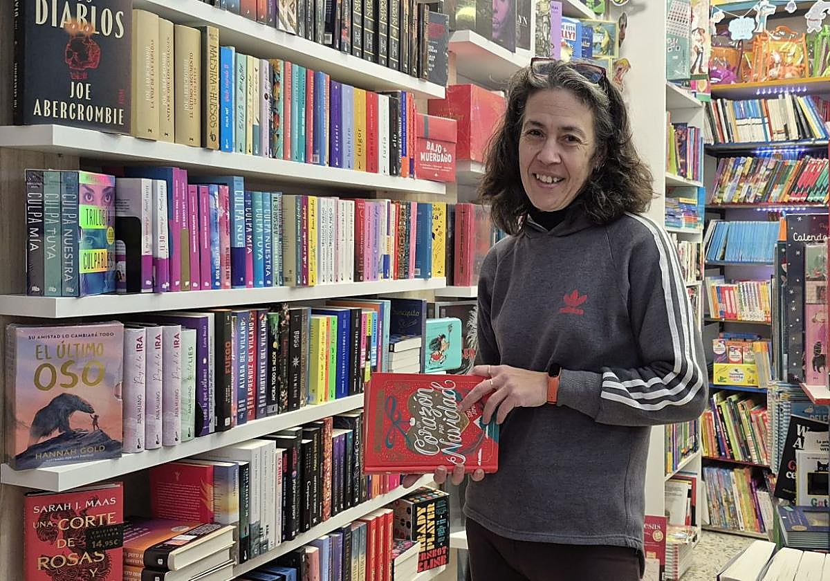 María Araceli Bergillos, en el interior de la librería