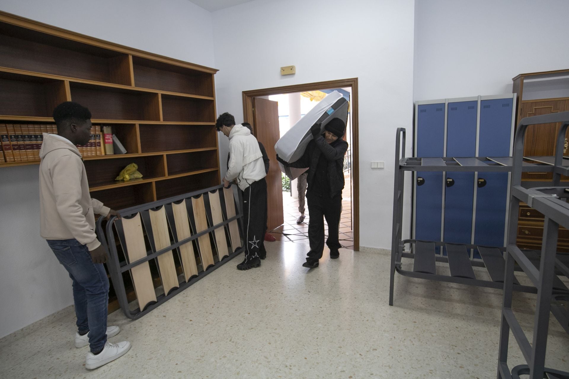 La parroquia de Santa Luisa de Marillac acoge a personas sin hogar en Córdoba, en imágenes