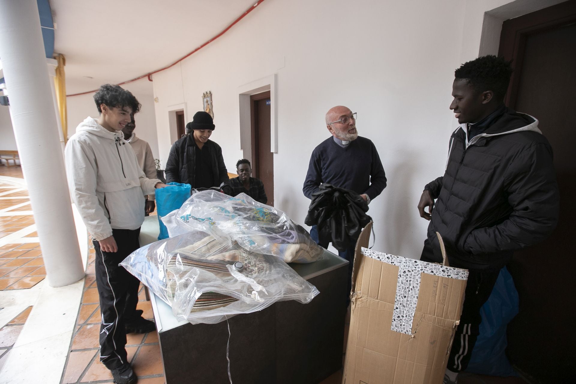 La parroquia de Santa Luisa de Marillac acoge a personas sin hogar en Córdoba, en imágenes
