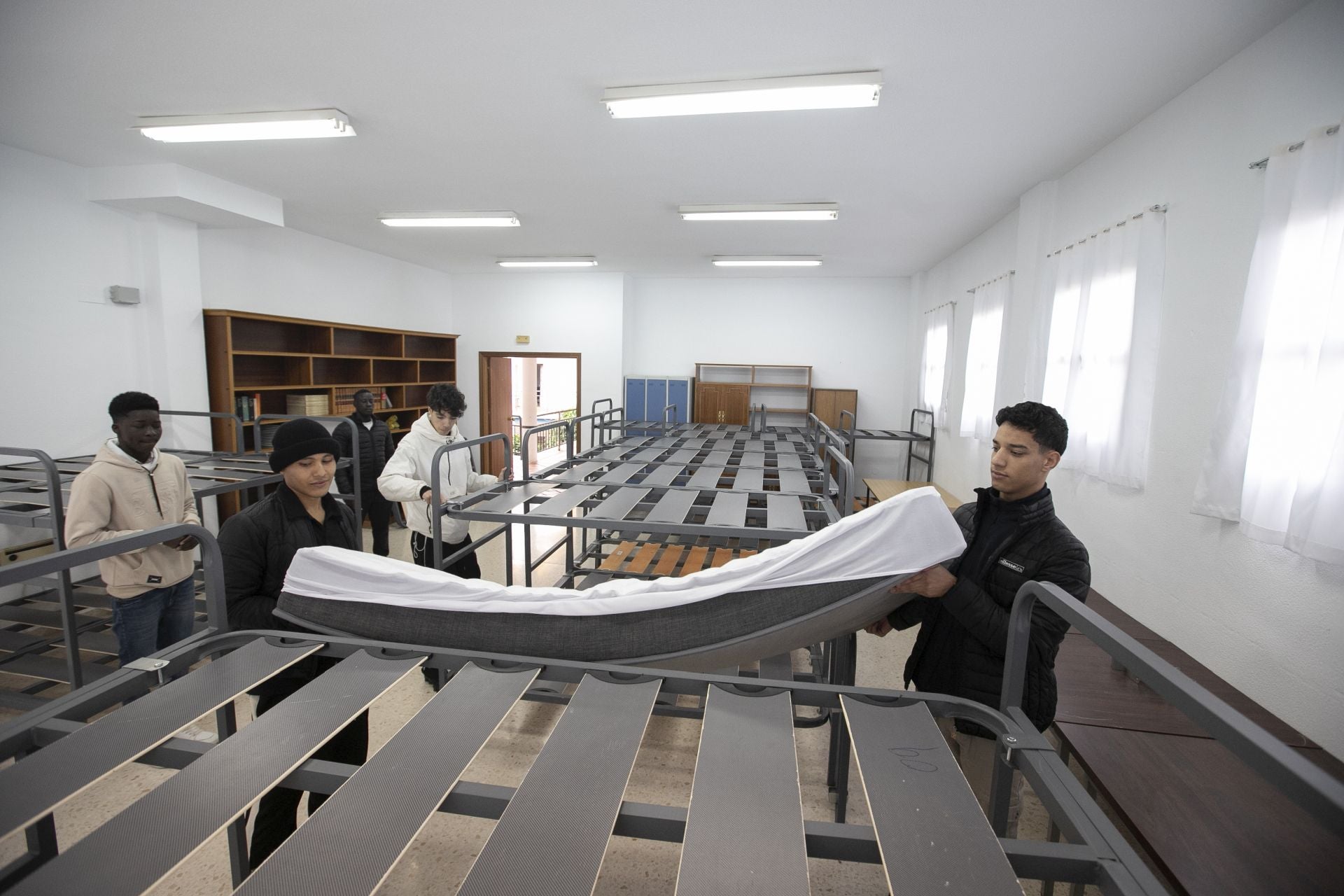 La parroquia de Santa Luisa de Marillac acoge a personas sin hogar en Córdoba, en imágenes
