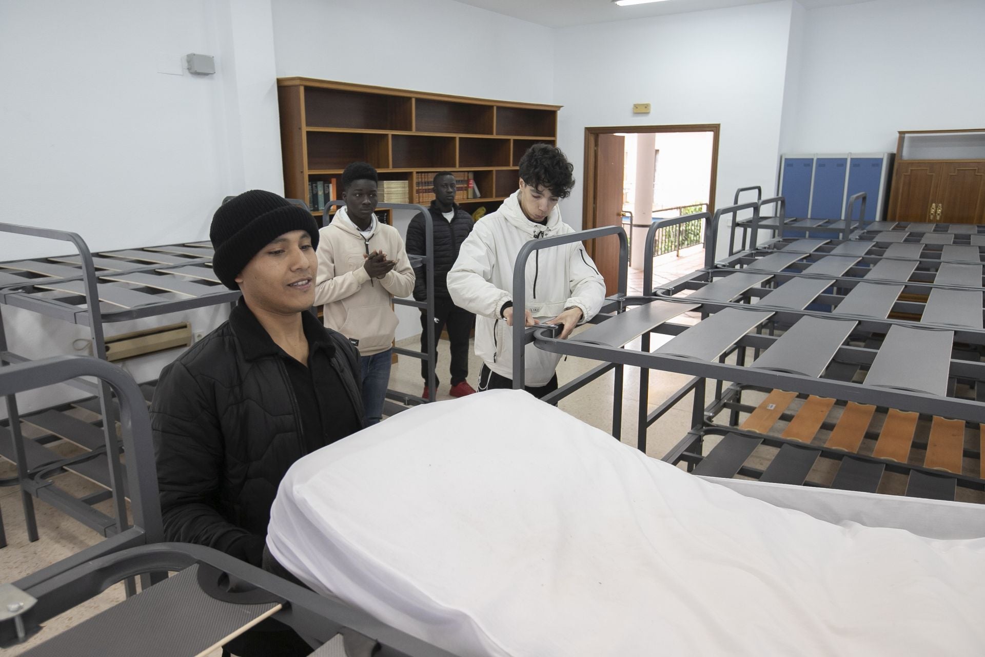 La parroquia de Santa Luisa de Marillac acoge a personas sin hogar en Córdoba, en imágenes