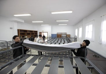 La parroquia de Santa Luisa de Marillac acoge a personas sin hogar, en imágenes