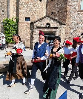 Secondary image 2 - Monastery of Santa Maria de Ripoll where the remains of Wifredo el Veloso are located. Below, the Orioles card from Club Súper 3 on TV3. Sylvia Orioles dressed as 