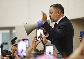 Abascal insta a Feijóo a presentar la moción de censura: «Es sorprendente que persista en convocar concentraciones mientras renuncia a otras medidas»