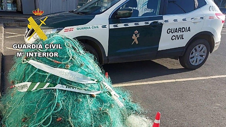 Un mariscador furtivo reincidente de Camariñas amenaza a unos guardias civiles al sorprenderle con 74 kilos de centollo ilegal