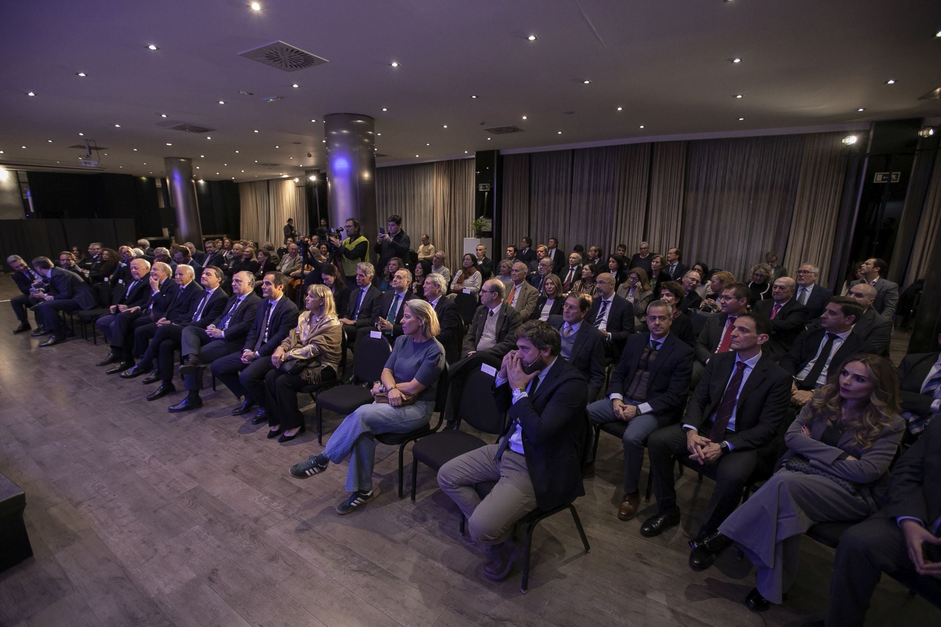 Los asistentes a la entrega del Premio Gran Capitán de ABC a El Cordobés, en imágenes