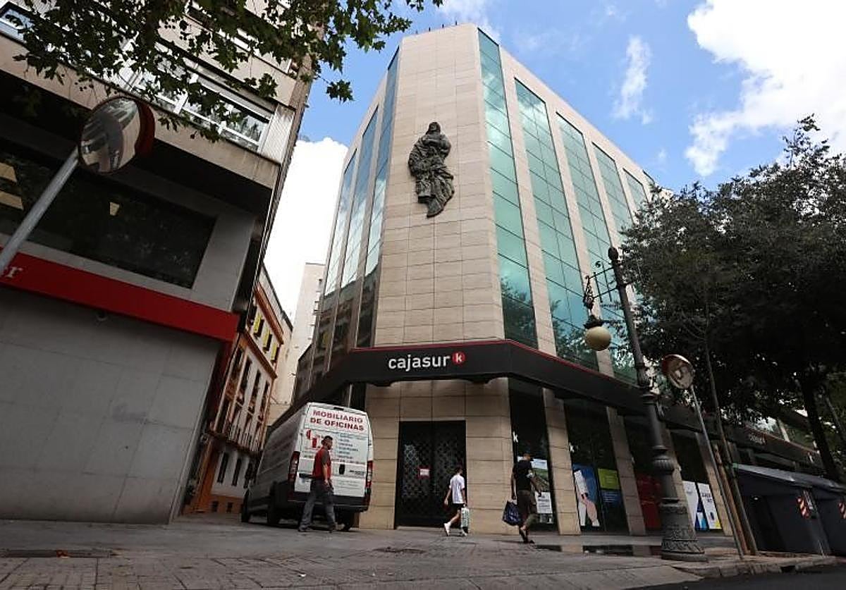 Cinco empresas pugnan por el emblemático edificio de Cajasur en Ronda de los Tejares
