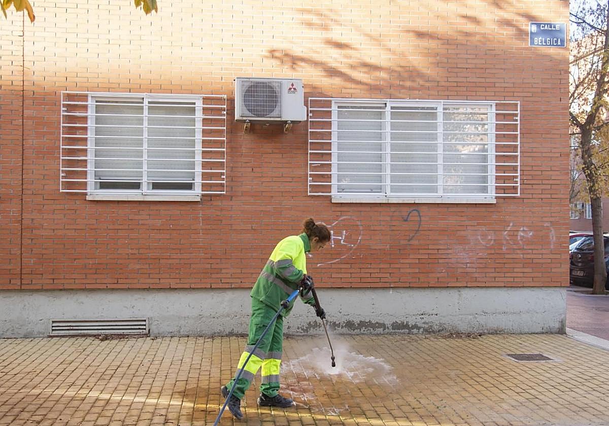 Una operaria de limpieza retira la sangre del hombre que asesinó a su exmujer y se precipitó por la azotea, en Torrejón de Ardoz