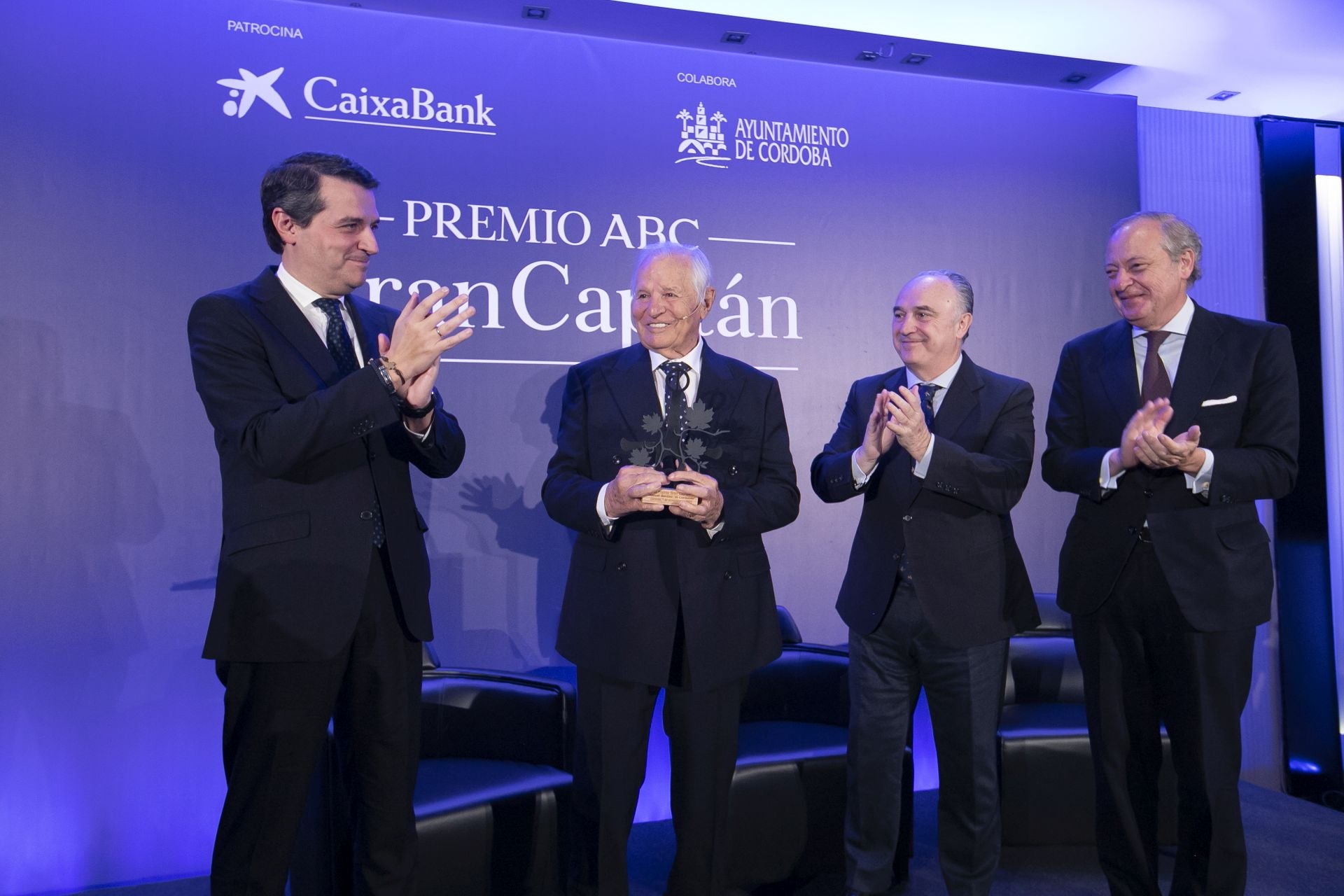 La entrega del Premio Gran Capitán de ABC a El Cordobés, en imágenes