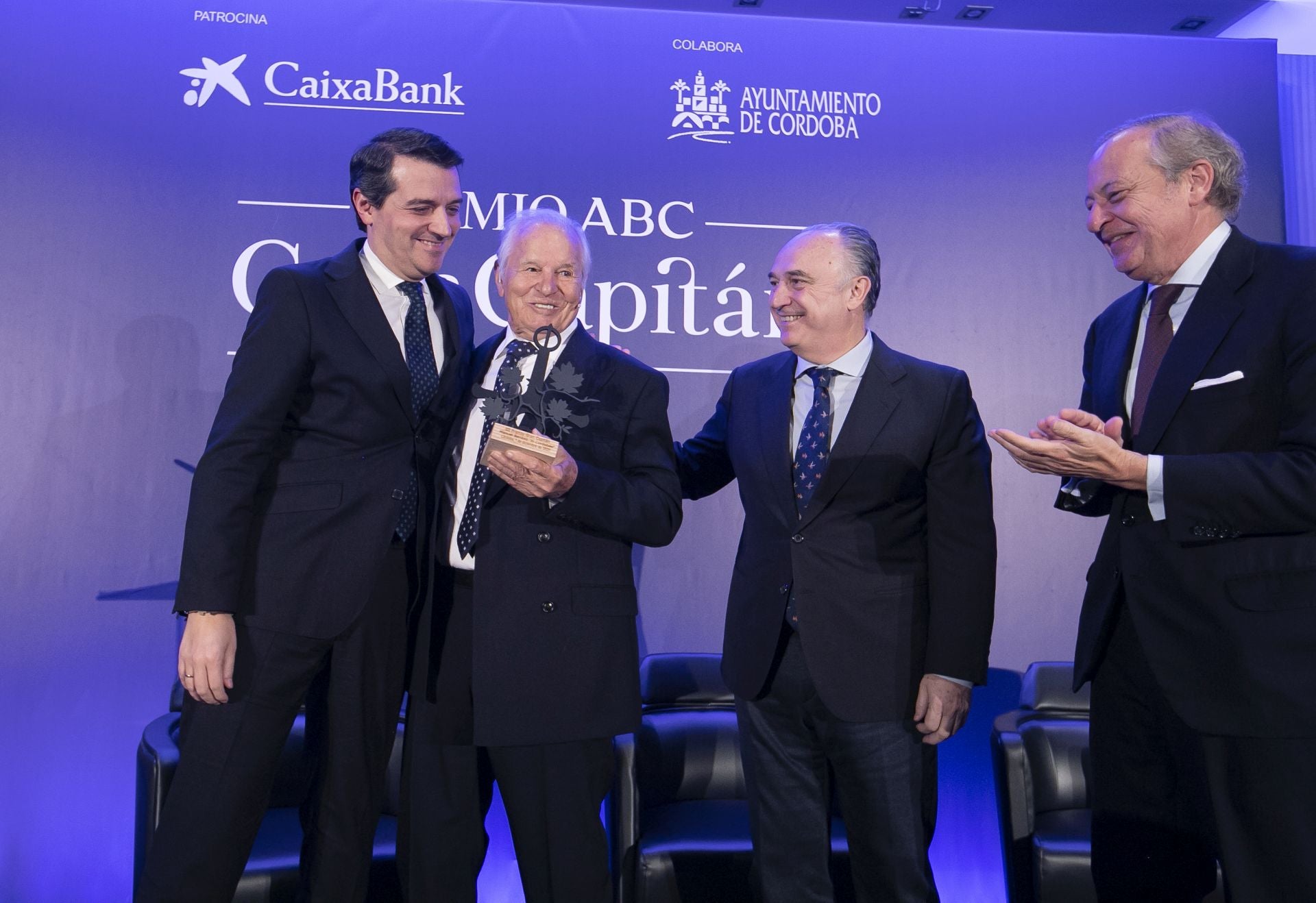 La entrega del Premio Gran Capitán de ABC a El Cordobés, en imágenes