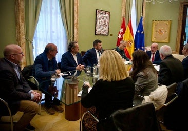 El delegado del Gobierno promete un nuevo cuartel en Torrelaguna, tras desalojarse el antiguo por riesgo estructural