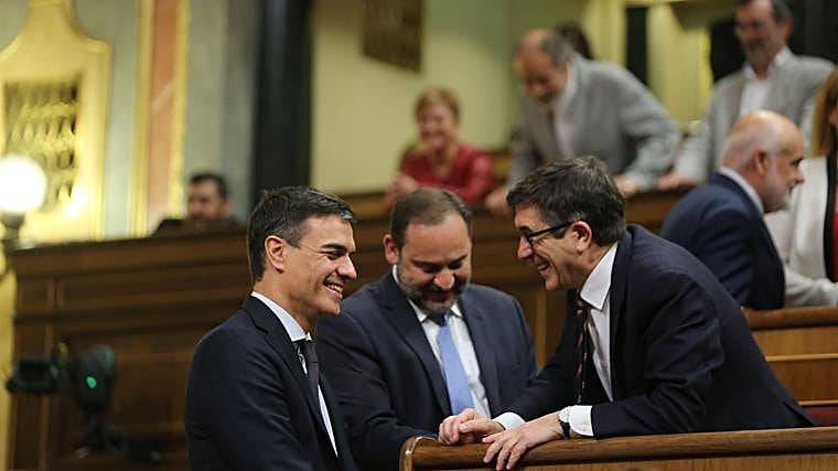 Una casa rural, un cumpleaños, mensajes... Cuatro episodios que demuestran que el «amigo» Ábalos no era un «desconocido» para Sánchez