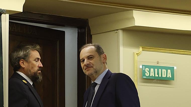 Una casa rural, un cumpleaños, mensajes... Cuatro episodios que demuestran que el «amigo» Ábalos no era un «desconocido» para Sánchez