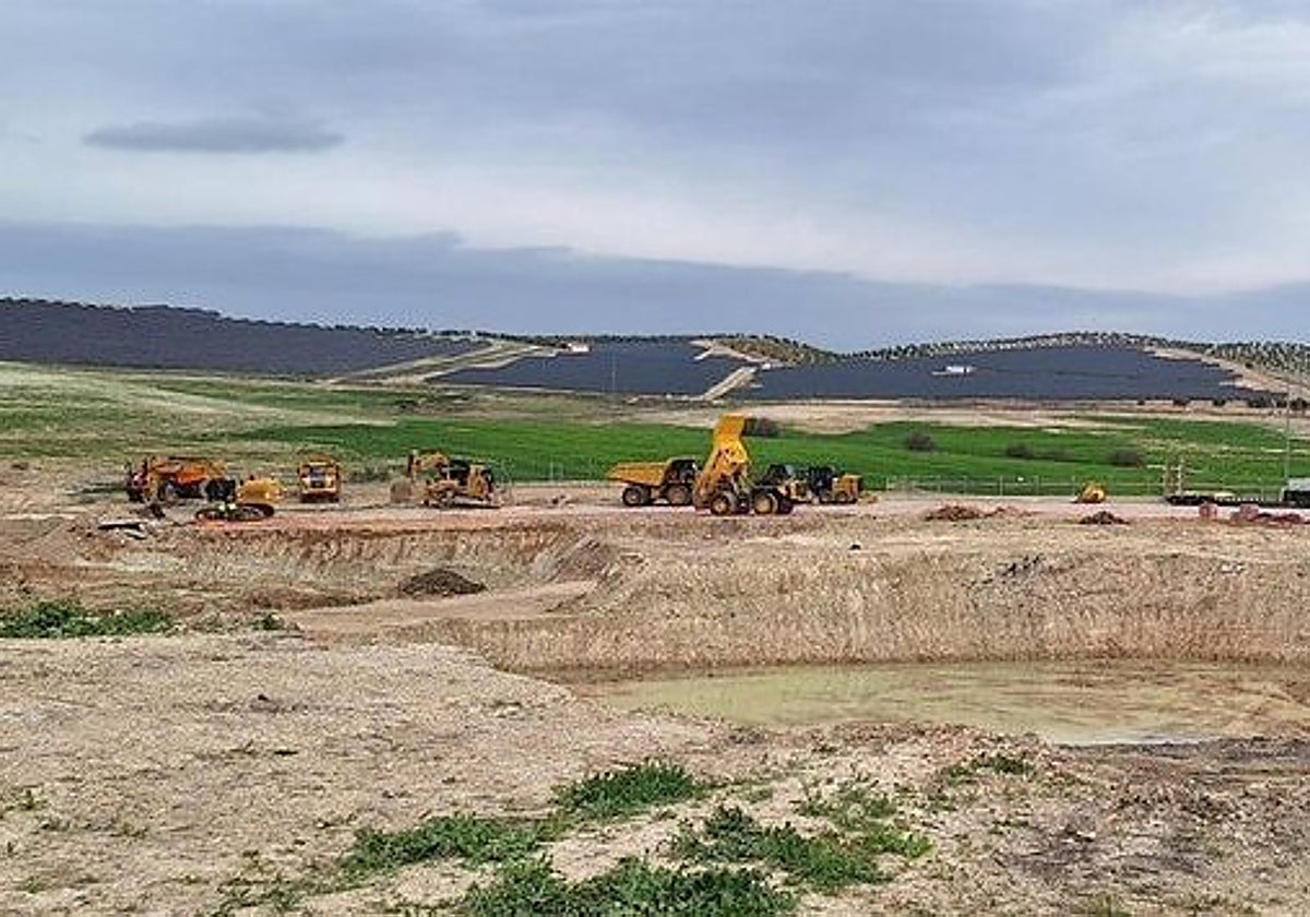Maquinaria en los terrenos donde se construye el campus principal del Cetedex