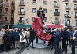 Momento en el que se descubre la escultura de María Pacheco frente al Alcázar