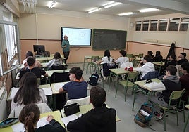 El salario medio de los maestros alcanza los 2.436,18 euros, por debajo de la media nacional de 2.545 euros