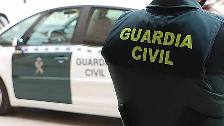 Muere un hombre en una colisión entre una furgoneta y un camión en Casarabonela