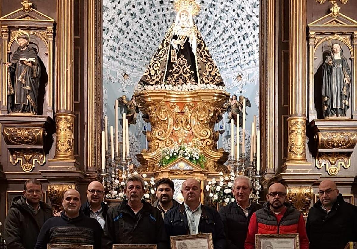 Capataz y hermano mayor de los Dolores, junto a los costaleros homenajeados