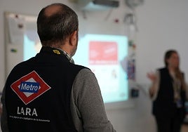 Madrid recrea una estación de metro para enseñar su funcionamiento a personas con discapacidad