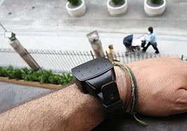 Feministas de Granada instan a víctimas de toda España a denunciar fallos en las pulseras