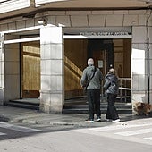 Cartel que indica el cierre temporal en la fachada principal de la clínica dental de Alzira