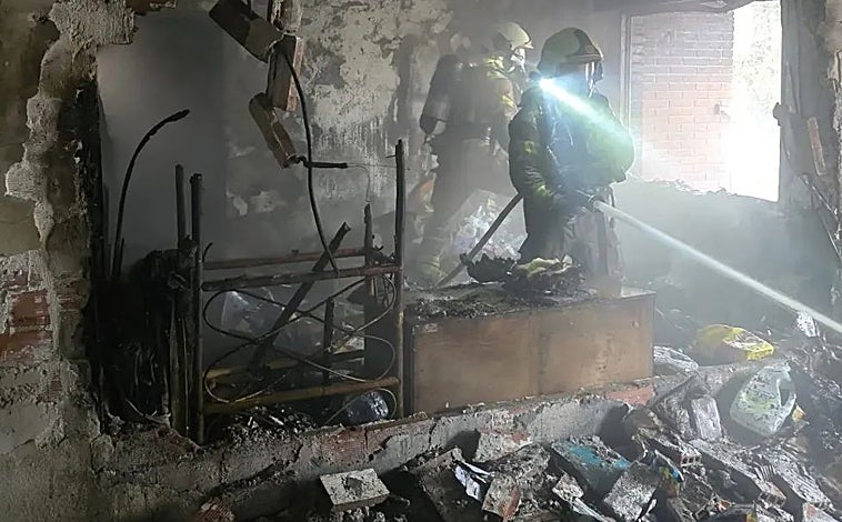 Imagen principal - Estado en el que quedó el piso donde se produjo el incendio