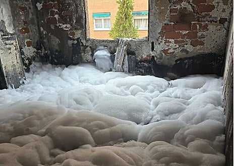 Imagen secundaria 1 - Estado en el que quedó el piso donde se produjo el incendio