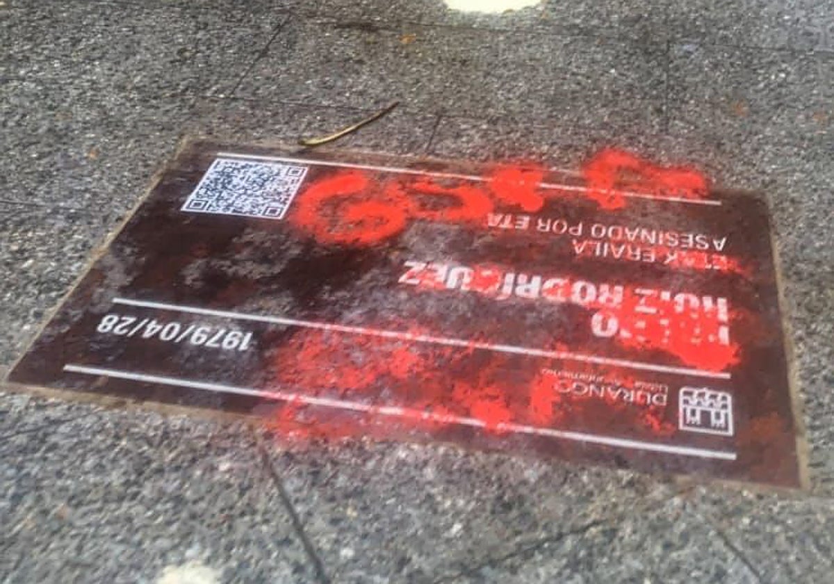 La placa en memoria del policía municipal asesinado por ETA, Pedro Ruiz, vandalizada con pintura