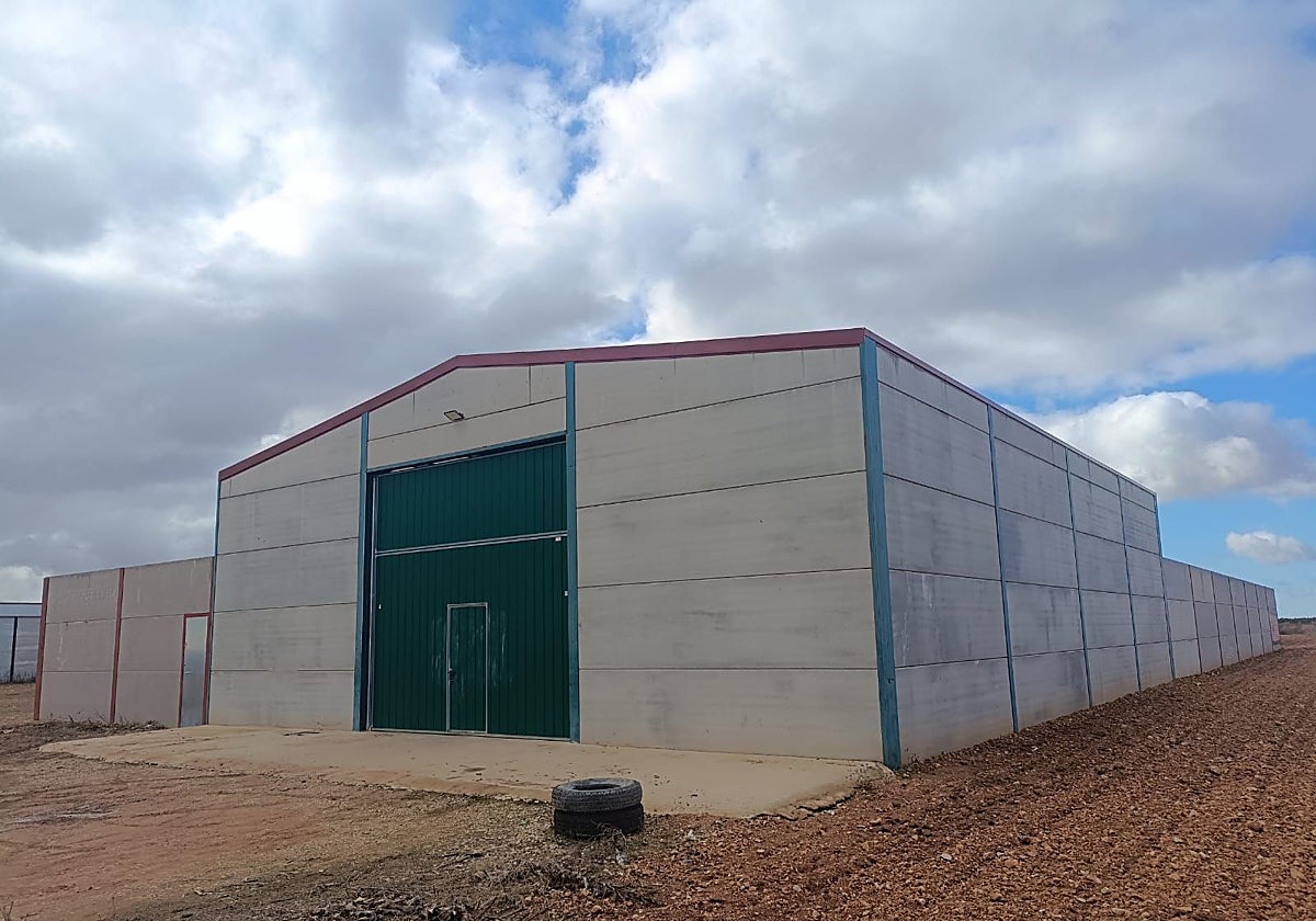 Nave en la que fue encontrado su cuerpo, justo detrás del tanatorio del municipio