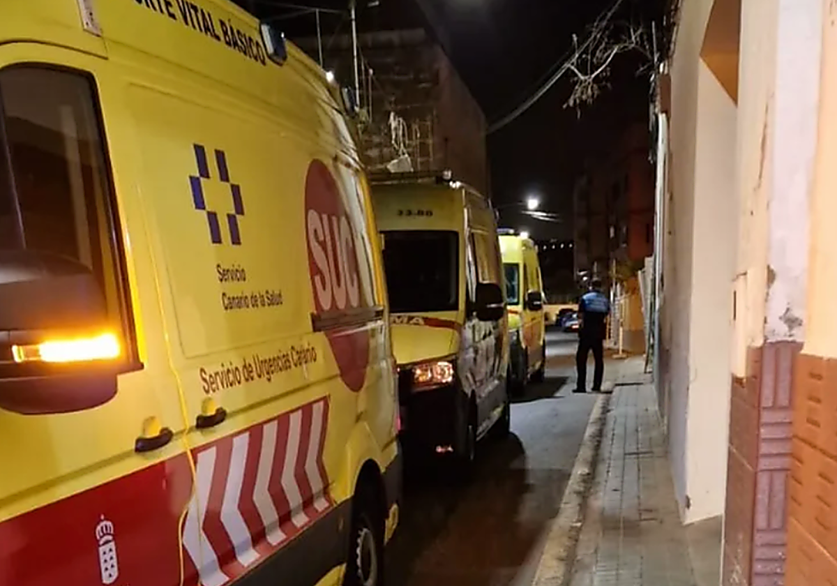 Ambulancias atienden un suceso en Gáldar en foto de archivo