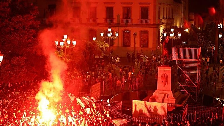 Piden juzgar a dos policías nacionales por la paliza a un joven marroquí tras el ascenso del Córdoba CF en Las Tendillas