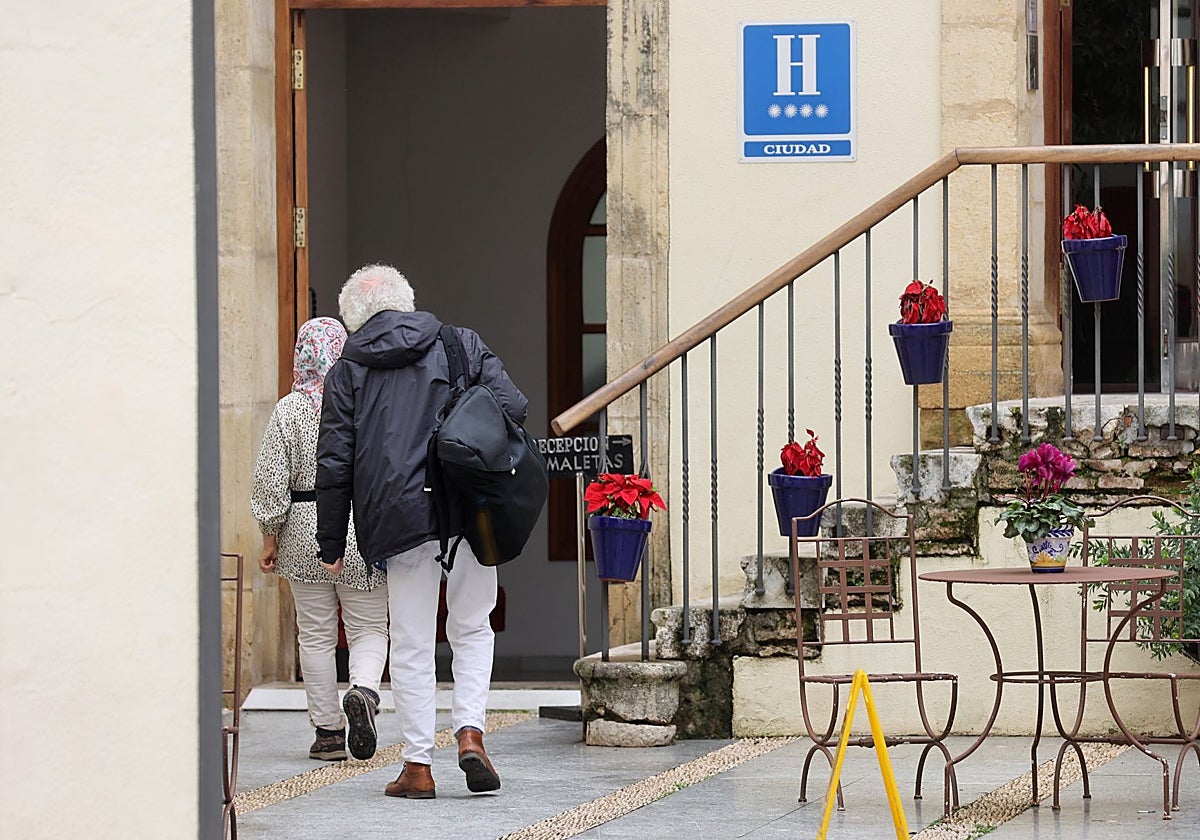 Dos turistas acceden a un hotel de Córdoba