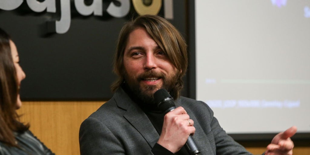 La izquierda organiza un escrache contra Juan Soto Ivars en la presentación  de su libro sobre las denuncias falsas de violencia machista en Sevilla