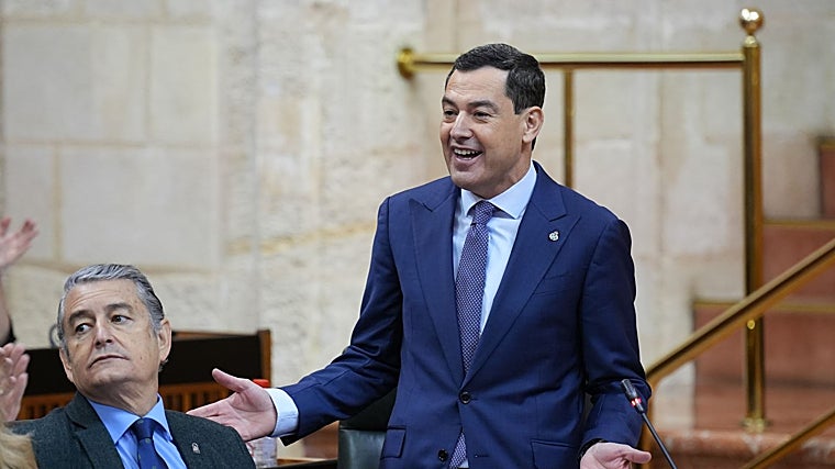 Juanma Moreno durante su intervención en la sesión de control
