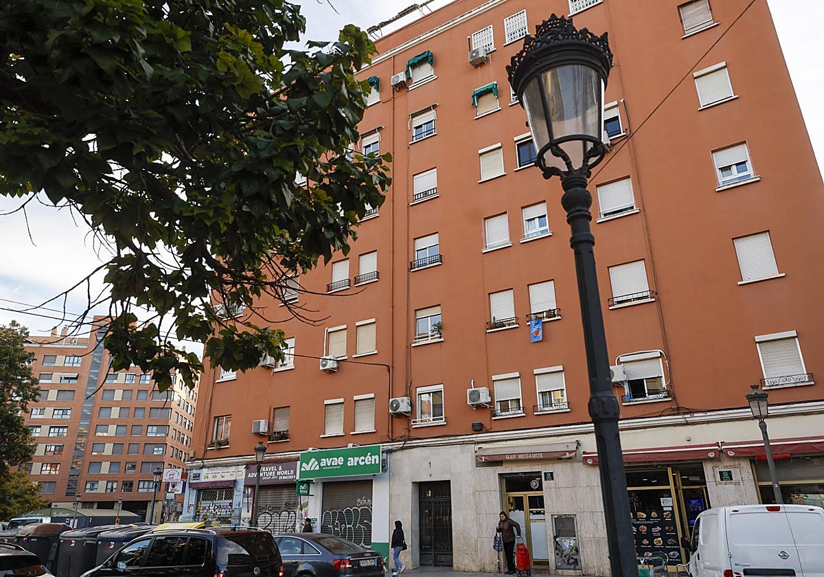 Finca entorno de la plaza de Arturo Piera de Valencia