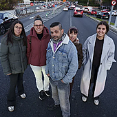 Dos décadas entre 'rejas': los vecinos exigen más buses, desatascar los accesos y acelerar el Cercanías