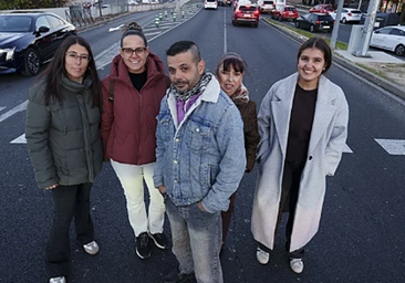 Dos décadas entre 'rejas': los vecinos exigen más buses, desatascar los accesos y acelerar el Cercanías