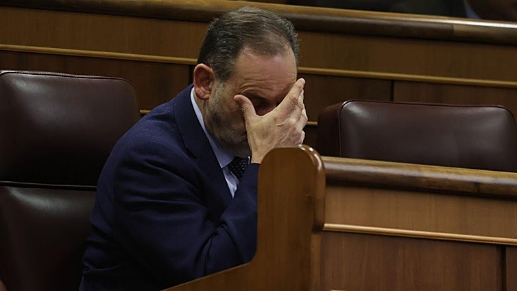 Ábalos puede quedarse hoy sin su sueldo de 5.300 euros mensuales